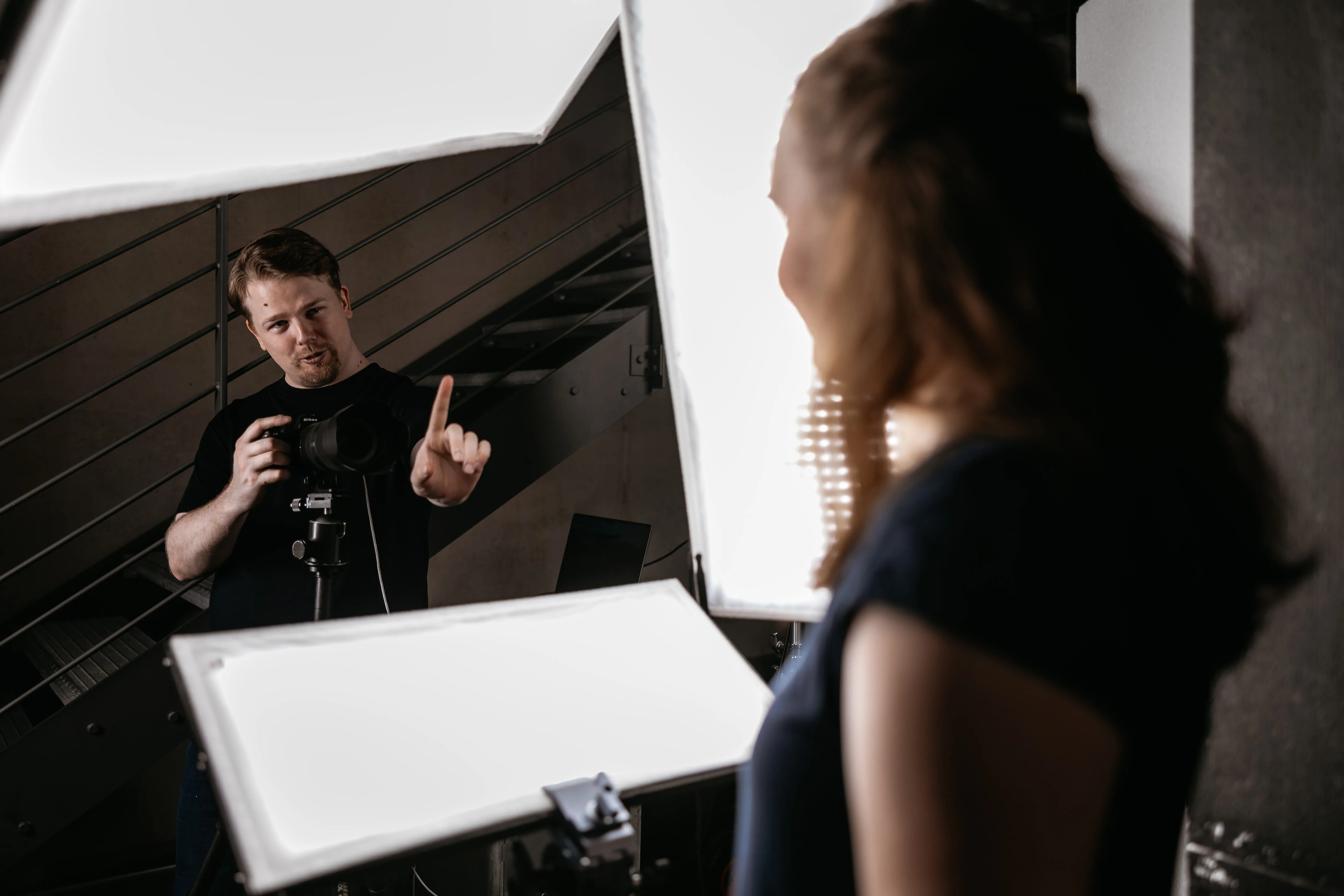 Headshot-Fotograf Oliver Wagner leitet eine Kundin beim Business-Shooting im Studio in Köln an