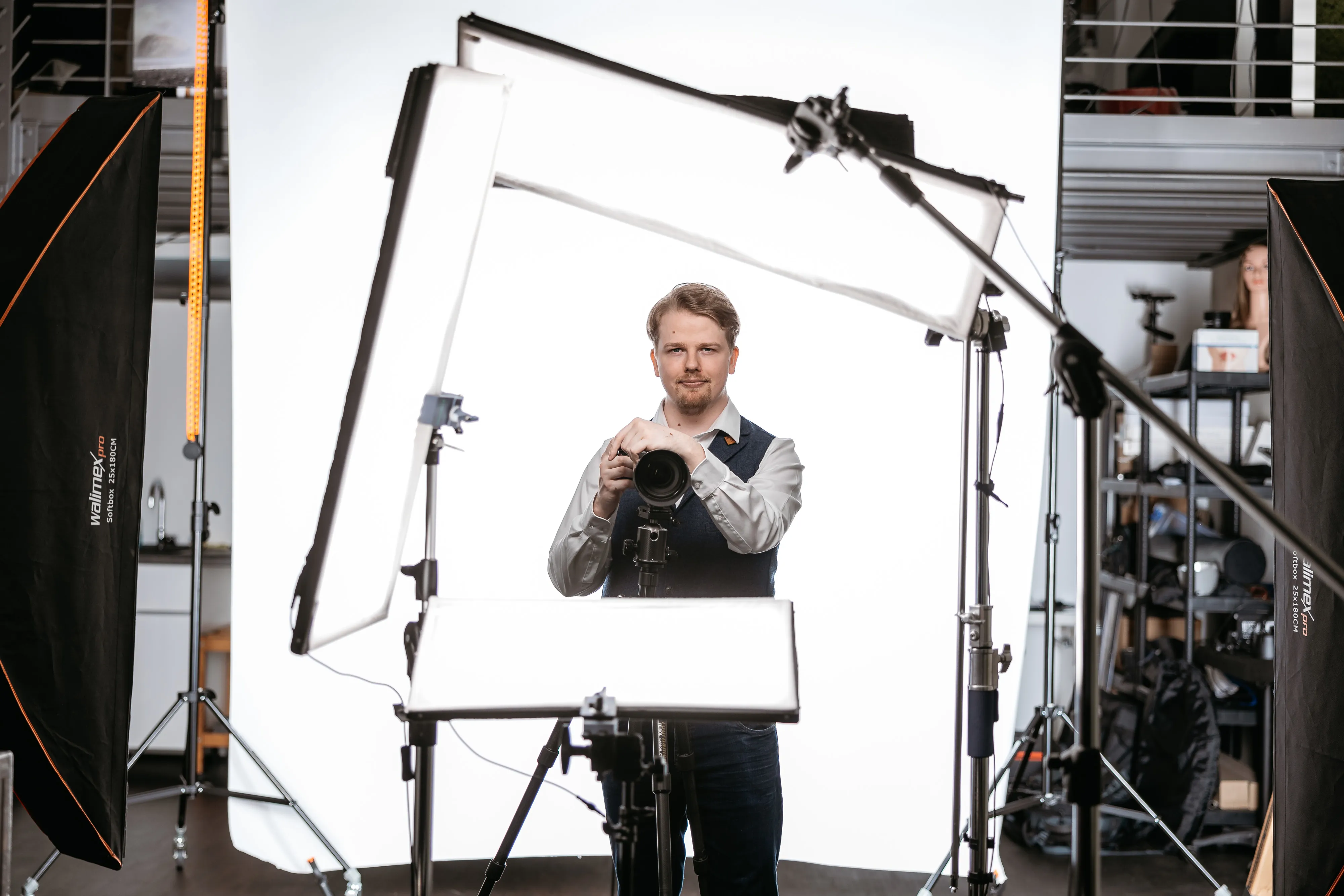 Headshot-Fotograf Oliver Wagner mit Kamera im Licht-Setup seines Studios in Köln