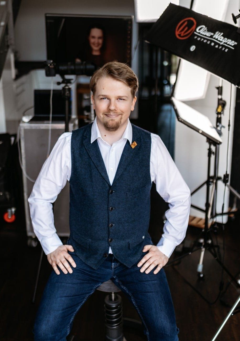 Oliver Wagner sitzt im Kölner Studio vor Kamera, Monitor und Studiolicht